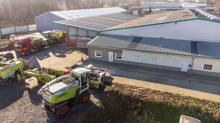 Halle zu vermieten - hohe Deckenhöhe - Industriepark Horhausen ab sofort frei! Lager/ Werkstatt! – Blick auf das Büro
