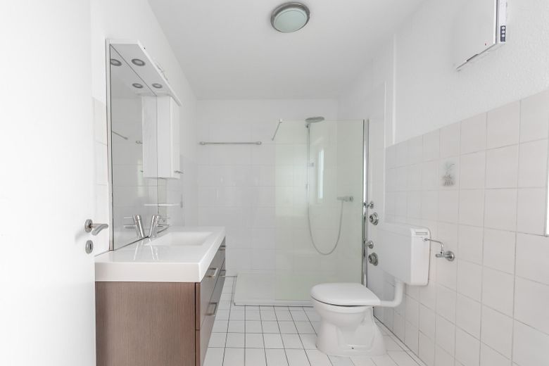 Helle 3-Zimmer-Wohnung mit großem Balkon im Herzen von Bensheim – Tageslichtbad