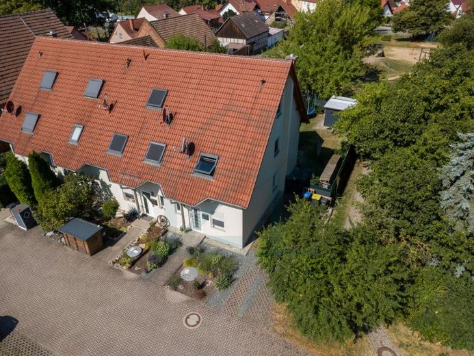 Zadbany dom szeregowy z kominkiem, ogrodem i 3 miejscami parkingowymi w Niederzimmern – Zdjęcie 1