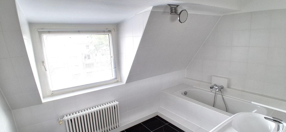 Charmante lichtdurchflutete  Eigentumswohnung mit Dachterrasse in Südlage – Bad mit Badewanne und Bidet