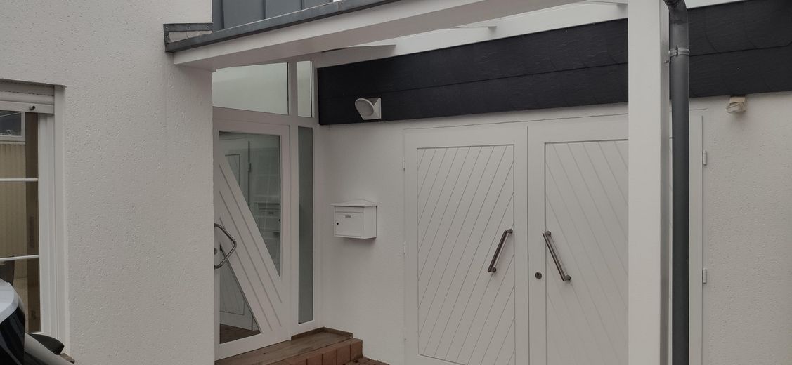 Haupteingang und Garage