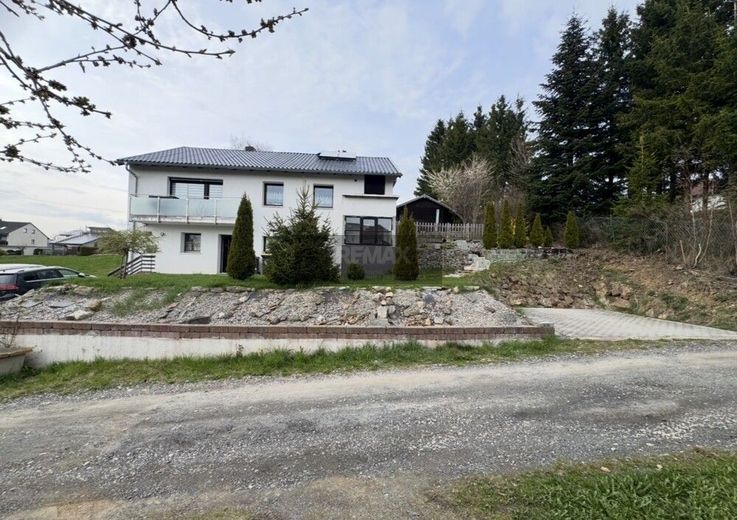 Modernisiertes
Einfamilienhaus mit Wärmepumpe, PV, Garage, Stellplätze und  Einliegerwohnung – Ansicht