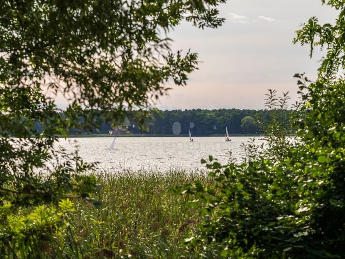 Baugrundstück in Wassernähe – Foto 1
