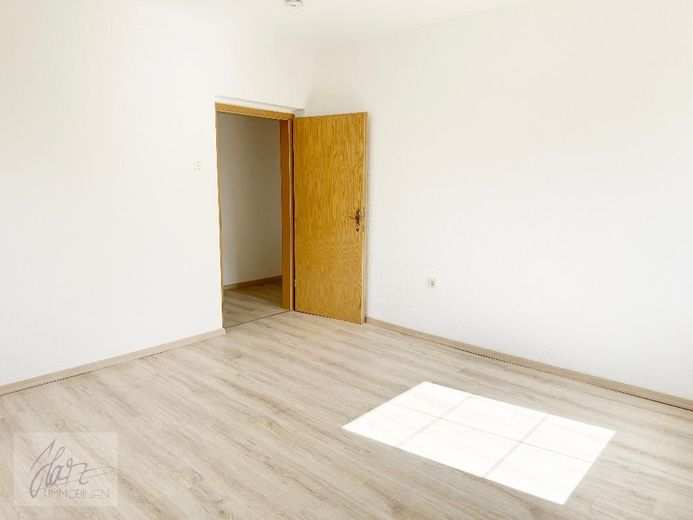 ***WOHNEN IM GRÜNEN*** - Komfortabel, ruhig und familienfreundlich... 3-Raumwohnung mit Tageslichtbad und opionaler Einbauküche ab sofort zu vermieten – Schlafzimmer mit Blick Richtung Flurbereich