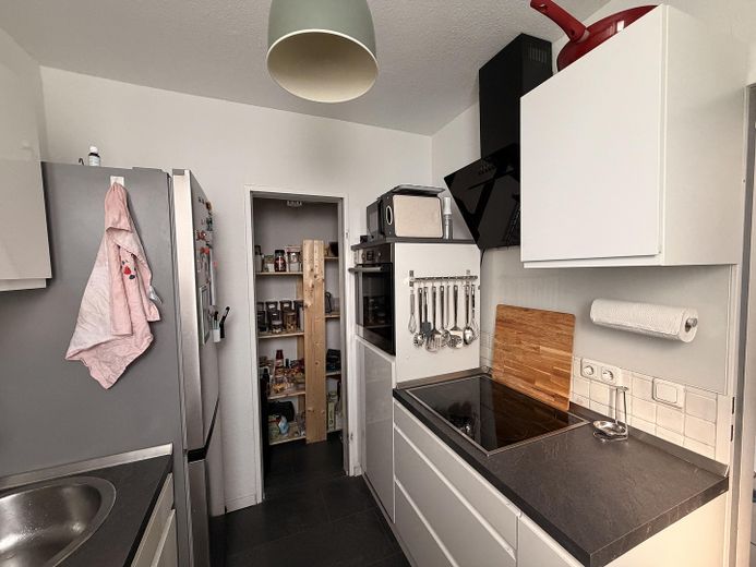 Appartement en duplex avec cheminée et terrasse sur le toit │ Votre nouvel appartement au-dessus des toits de Leverkusen – Küche inkl. Abstellraum