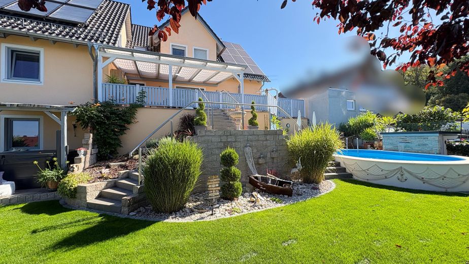 Orman kıyısında sakin bir konumda sıra dışı bir ev. Havuzlu, jakuzili ve uzak manzaralı eşsiz bir mülk. – Blick vom Gartenhaus