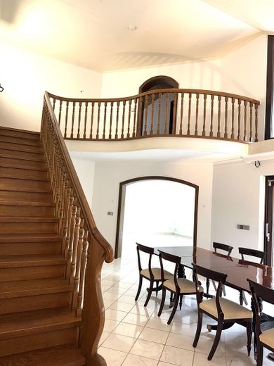 Geniş arsada kırma çatılı villa – Aufgang zum oberen Etage