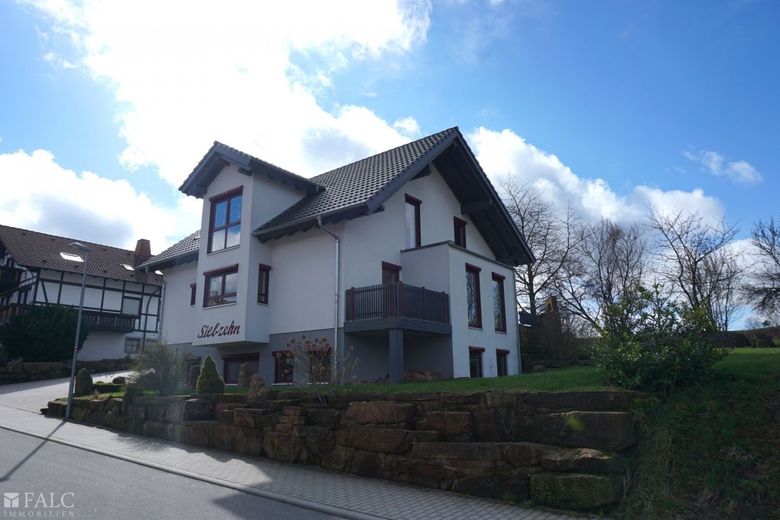 Freistehendes Wohnhaus mit Doppelgarage