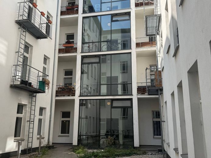 Die Blätter fallen, die Miete auch - 1 NKM als Herbstgeschenk: Attraktive 3-Zimmer-Wohnung mit Einbauküche und 2 Balkonen ++ – Innenhof