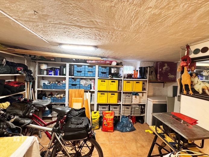 Extravagante Wohnung mit exklusivem Bad und Balkon sowie privatem Stellplatz und Einbauküche – Keller