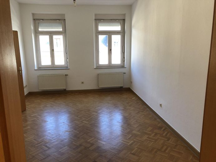 Neuwertige Wohnung mit vier Zimmern, Vollbad und EBK, Traumterrasse in Freiberg – Wohnzimmer 1