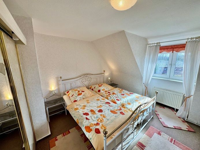 HORN IMMOBILIEN ++ RESERVIERT! interessantes Haus in Neustrelitz ruhige und historische Lage – Schlafzimmer Dachgeschoss