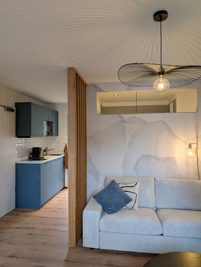 Voll möbliertes Apartment als Zweitwohnsitz auf Zeit im Zentrum von Greifswald – Moderner Wohnbereich