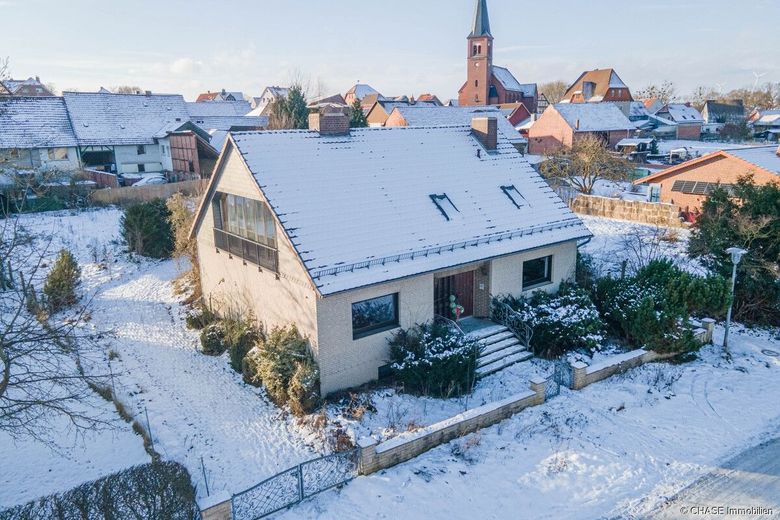 Hochwertiges Architekten-Ein-/Zweifamilienhaus mit Garten und Garagen - TOP-Mieten in Rollshausen! – Außenansicht Haus 1