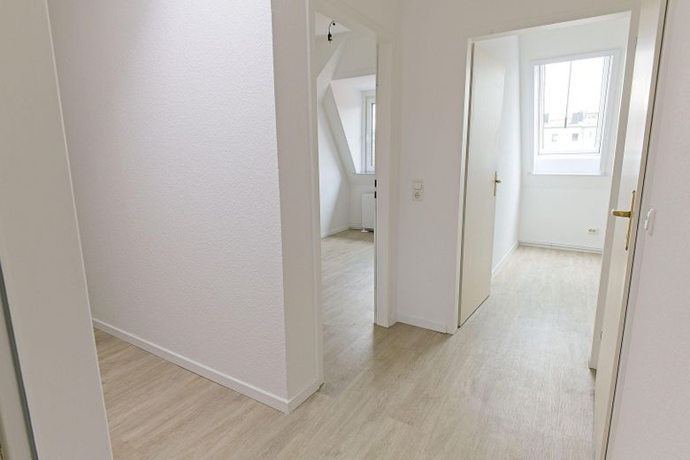 Stilvolle ruhige 3-Zi-Dachgeschosswohnung – eigene Etage, Dachbalken & Gartenmitnutzung – Blick vom kl. Zimmer i.d. Flur