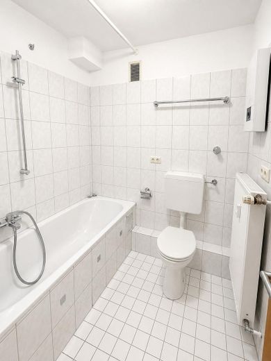 Frisch renovierte 2-Zimmerwohnung mit Dachterrasse im Frankenberger Viertel – Badezimmer