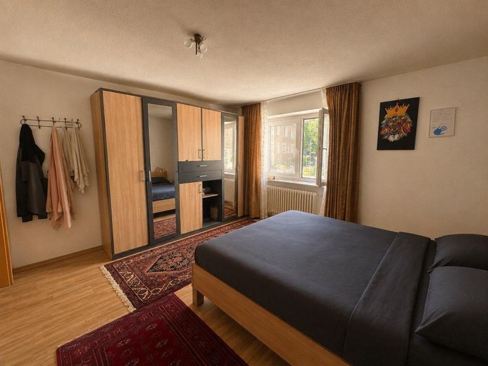 Großzügiges Wohnhaus mit ca.360 m² – Potenzial für Mehrgenerationenwohnen oder mehrere Wohneinheiten – 1. OG Zimmer