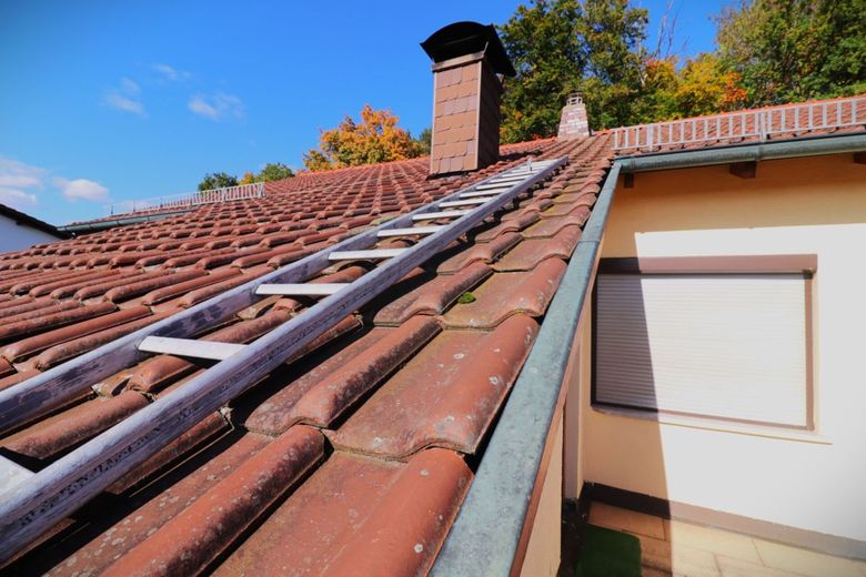 PROVISIONSFREI für Käufer! 5-Zimmer-Wohnung in Bestlage bei Coburg mit atemberaubendem Fernblick – Dach erscheint in einer soliden Verfassung