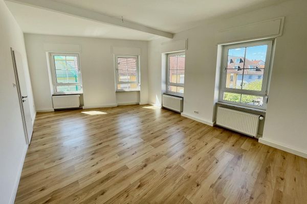 Frisch saniert: 4ZKB, 116 m² + Kellerabteil, Fußgängerzone – 2,70 m Deckenhöhe, Haustechnik neu