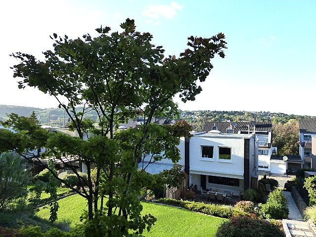 Skrajny dom szeregowy w architekturze split-level, wszystko oprócz zwyczajności! – Ausblick zum Trienendorf