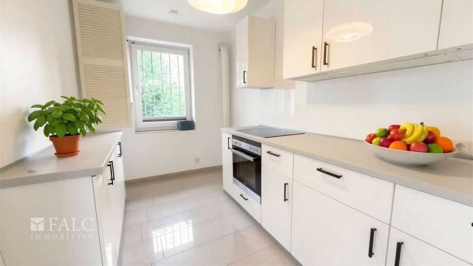 Stilvolle Maisonette-Wohnung mit zwei Balkonen und Kamin in begehrter Lage von Düsseldorf – Küche - (KI generiert)