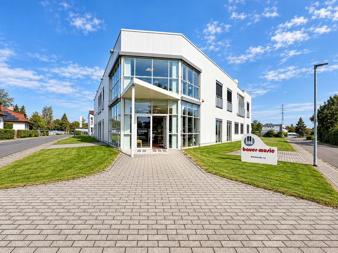 Immobile commerciale polivalente con showroom, capannone e unità abitativa a Heusenstamm – Haupteingang und Ausstellung