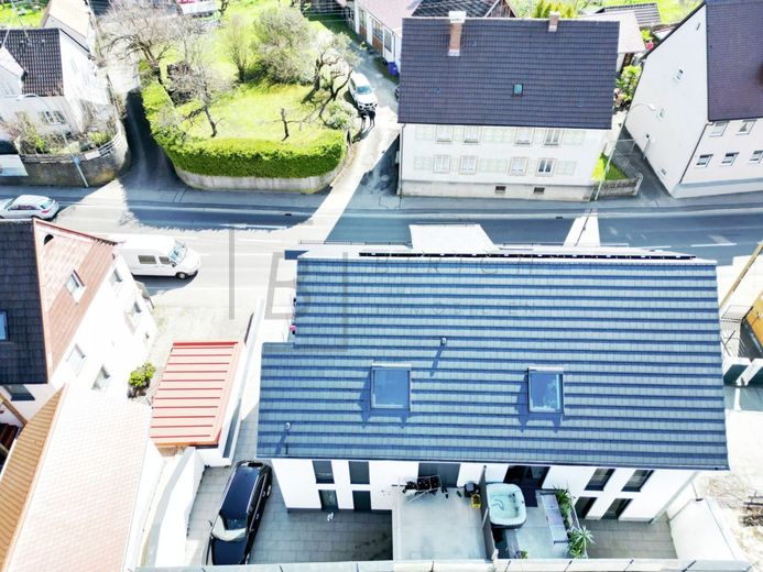 Attraktive Kapitalanlage mit 5 Wohneinheiten – Drohnenbild