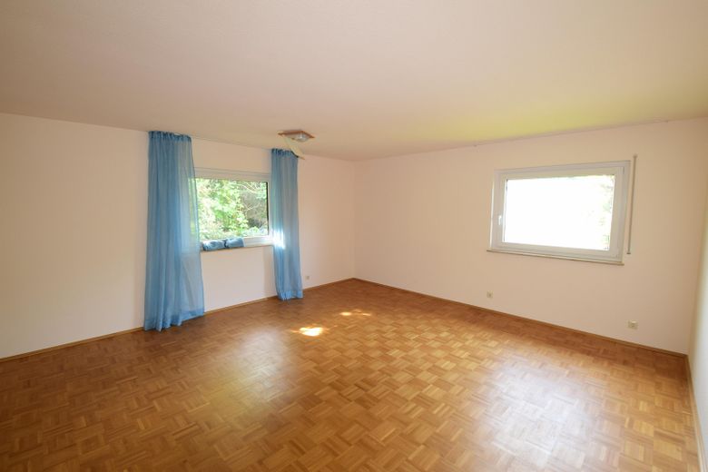 Zweifamilienhaus mit zwei abgeschlossenen Wohnungen in Seeheim – vielseitige Nutzungsmöglichkeiten – EG Schlafzimmer