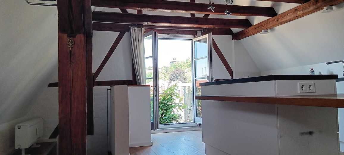 Old building gem - studio with castle view – Blick auf Balkon (West)