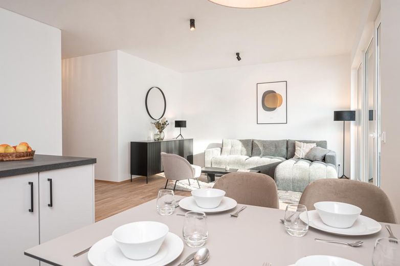 أجواء سكنية عصرية في باسدورف: شقة من 3 غرف مع شرفة جنوبية (A2 WE 20) – Musterwohnung: Wohnzimmer