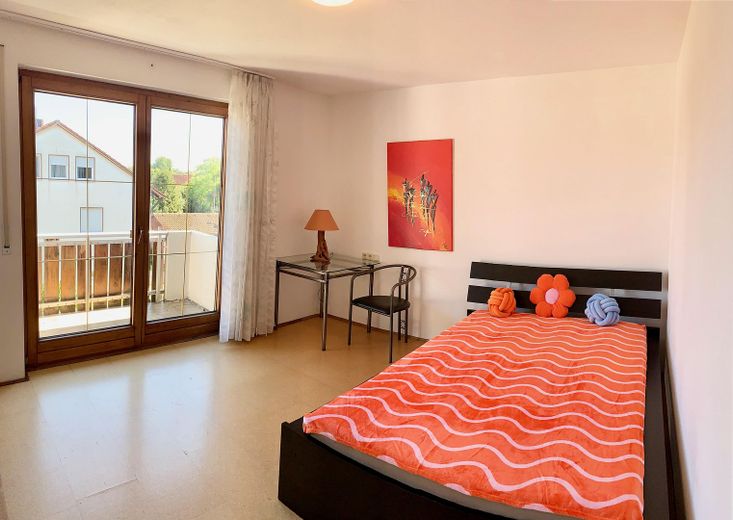 Beau 3 pièces cuisine salle de bains ensoleillé de 72 m² à Schwabmünchen avec surface supplémentaire sous les combles (surface utile) – Schlafzimmer mit Balkon