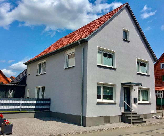 Freist. Einfamilienhaus mit Garten, Doppelgarage und Carport – Foto 1