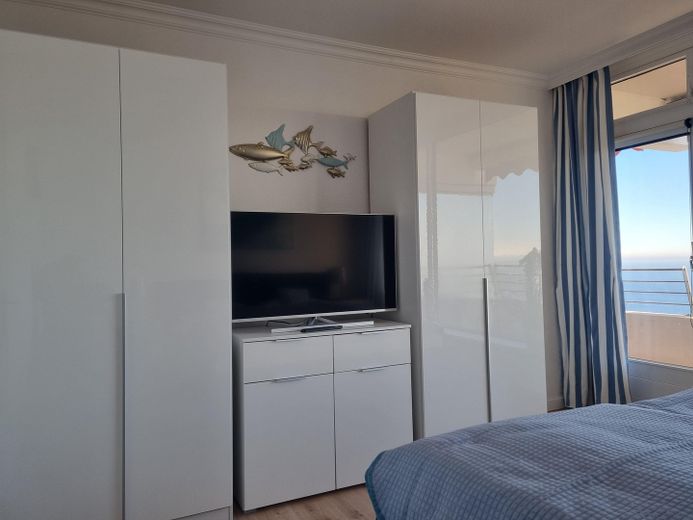Deniz manzaralı! Plaja ve merkeze yakın, tamamen yenilenmiş üst düzey daire, 75 m², 2 oda – viel Schränke