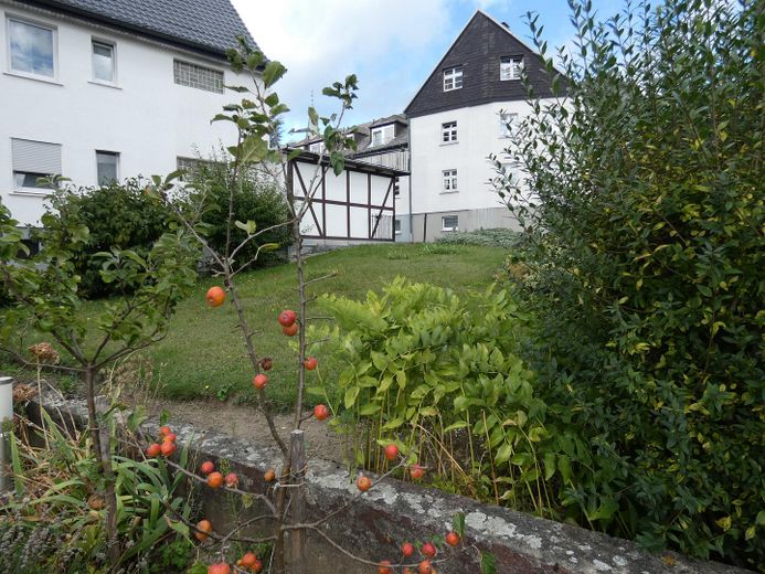 Mehrfamilienhaus mit Südlage und traumhaftem Ausblick – Haus Seitenansicht