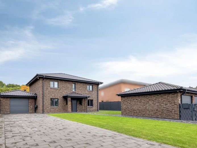 Hüthum: Exklusives Einfamilienhaus - hochwertige Ausstattung und drei Garagen – Foto 1