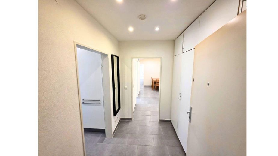 li Küche , re Einbauschrank