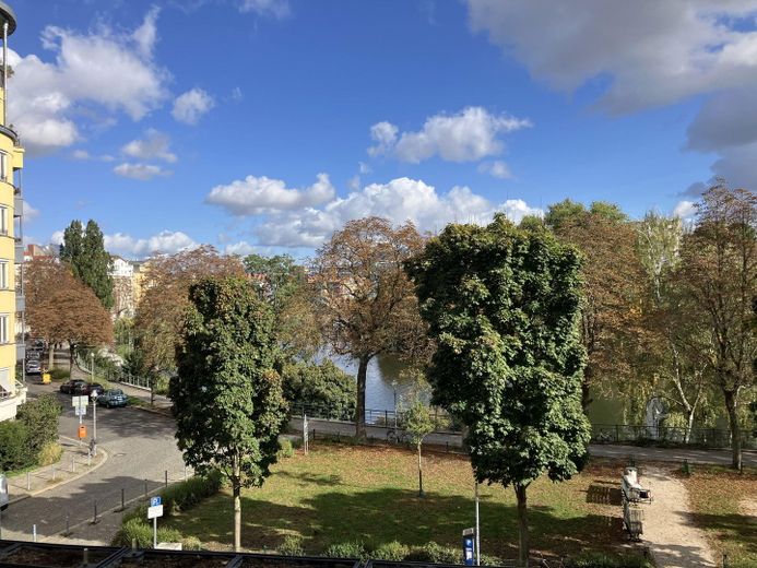 Blick vom Balkon auf die Spree