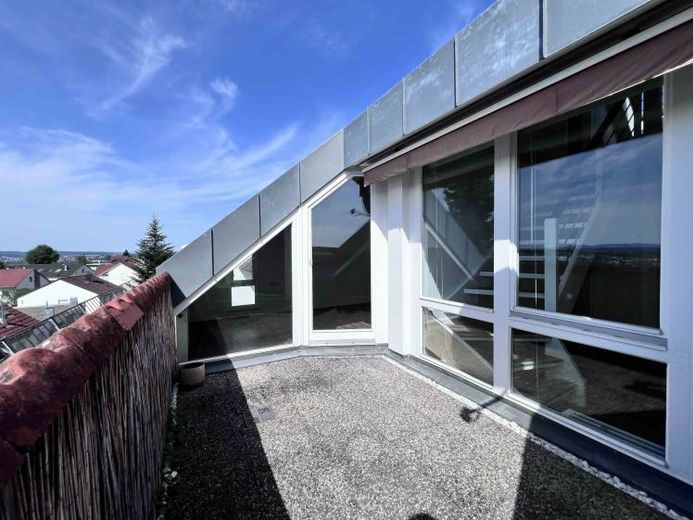 73249 Wernau: Çatı balkonlu dubleks daire. 3. + 4. üst kat. 120 m²'de geniş yaşam alanı. Boş. – Fotoğraf 1