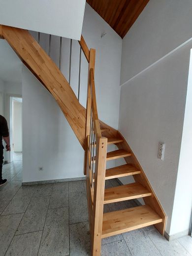 हरियाली के बीच दो बालकनी वाला सुंदर अपार्टमेंट – Treppe zum Dachboden