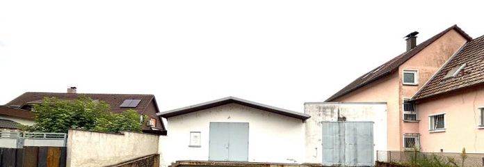 Plenty of space: Dry storage hall with outdoor area, parking spaces and loading ramp