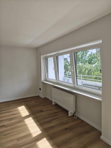 Hochwertig kernsanierte 3-Zimmer-Wohnung mit Loggia und Stellplatz in Nürnberg-Zabo – Wohnzimmer