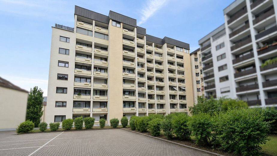 Großzügige 3-Zimmer-Maisonette in Landshut mit Loggia, Aufzug und Tiefgaragenstellplatz inklusive – Hausansicht