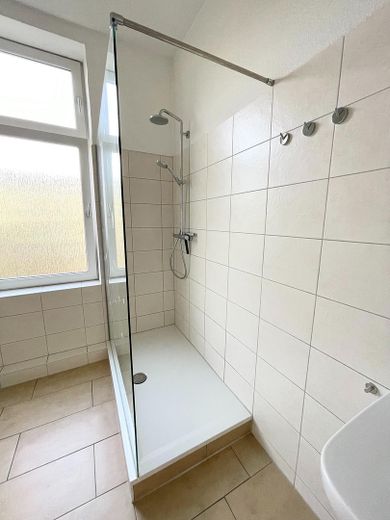 Familientraum: 103 m² mit Garten & Carport – Bad 2