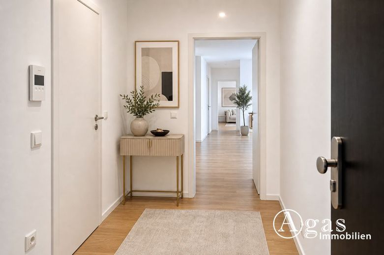 Posizione eccellente! Appartamento di 3 locali con balcone e posto auto in autorimessa sotterranea a Berlin Mitte – Flur