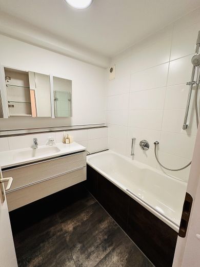 Schöne und helle 2,5 teilmöblierte Zimmer-Wohnung mit Küche, Balkon und Tiefgarage in Leonberg – Foto 9