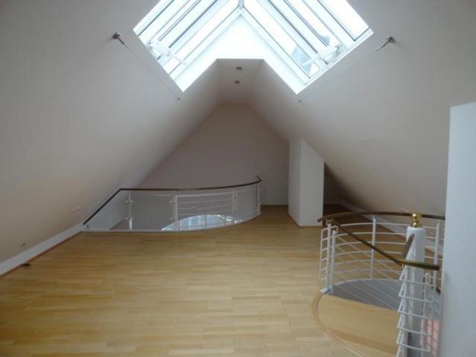 Ruhig & großzügig: 270 m² Wohnung mit Nähe zu Coburg – Foto 3