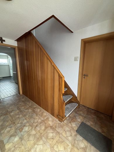 Bauernhof mit angrenzenden Grünflächen inkl Bachlauf – Flur EG