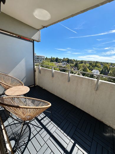 VANAF AUG 2027: Stijlvol gemeubileerd appartement | Tijdelijk wonen | Gemeubileerd wonen in Sachsenhausen – Balkon