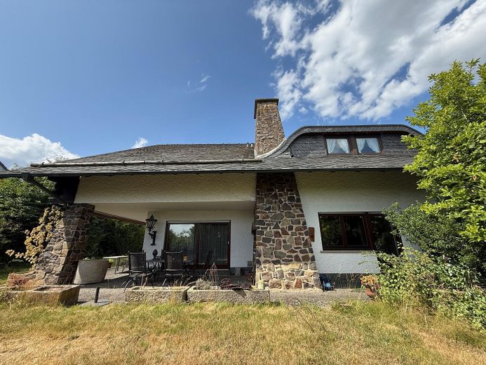 Viel Raum zum Leben: Riesige Landhausvilla in Neuhof/Fulda! – Blick von Straße