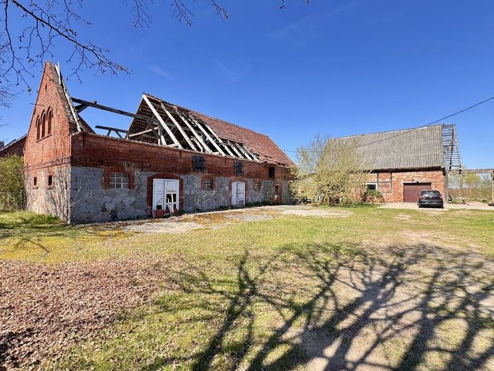 HORN IMMOBILIEN ++ Einfamilienhaus mit großem Grundstück in Ramin an der polnischen Grenze. – Hof